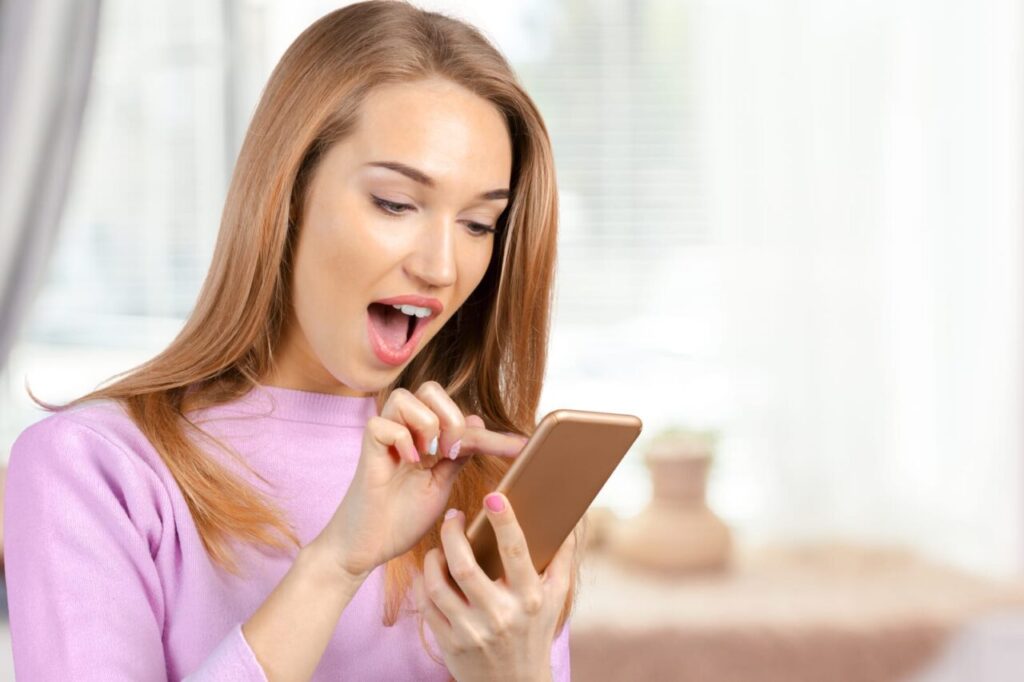 femme découvrant une offre promotionnel dans un message RCS sur son smartphone Android Google