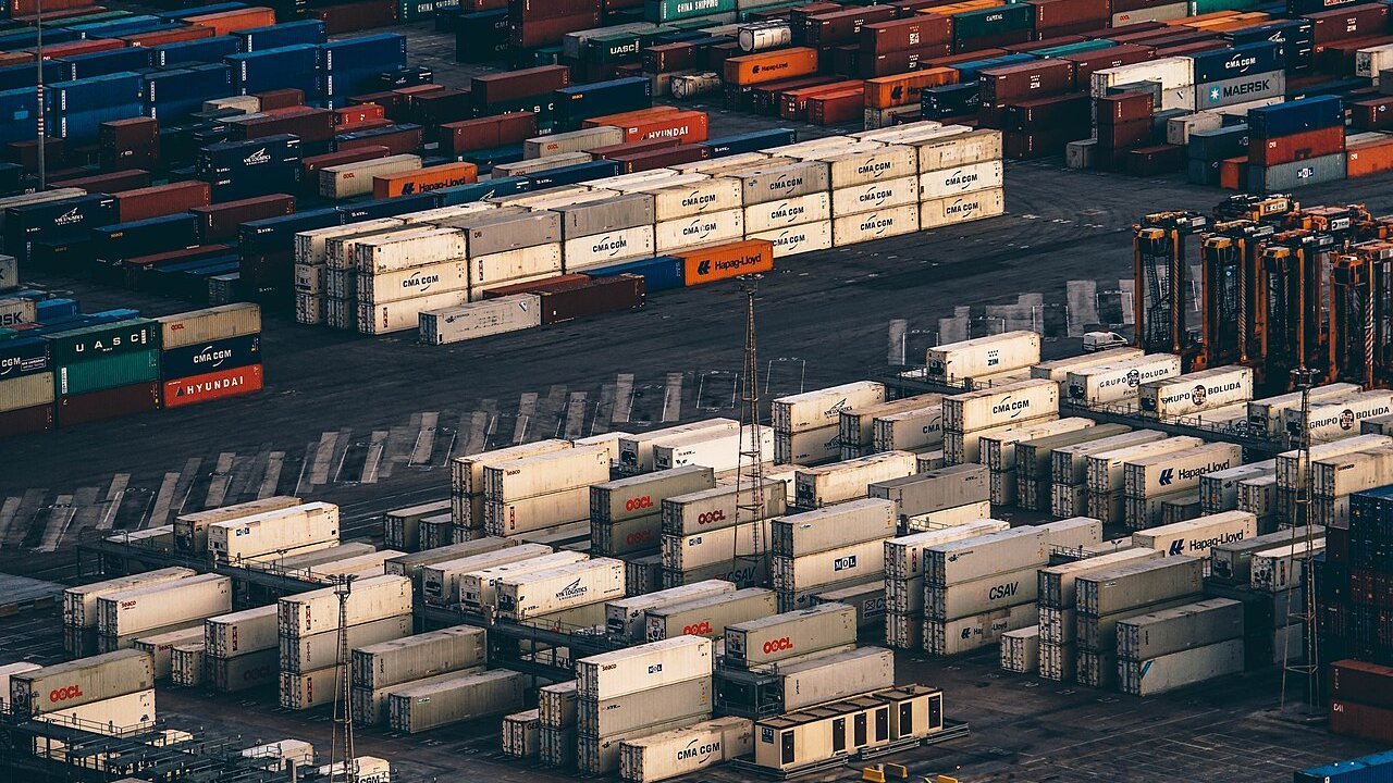 Conteneurs maritimes empilés dans un terminal portuaire