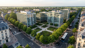 Vue aérienne élégante de Vannes montrant un quartier d’affaires moderne, des bureaux contemporains, des rues bordées d’arbres et différents modes de mobilité urbaine.